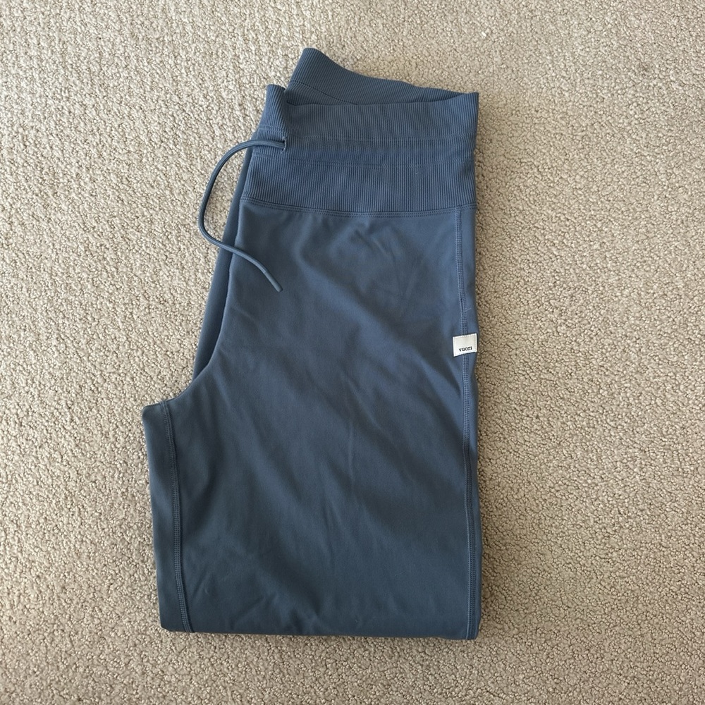 Vuori daily jogger. Size medium.